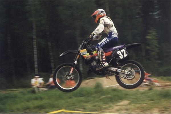 Antti Pyrhönen ja musta Yamaha 125cc. Karkkila 1995